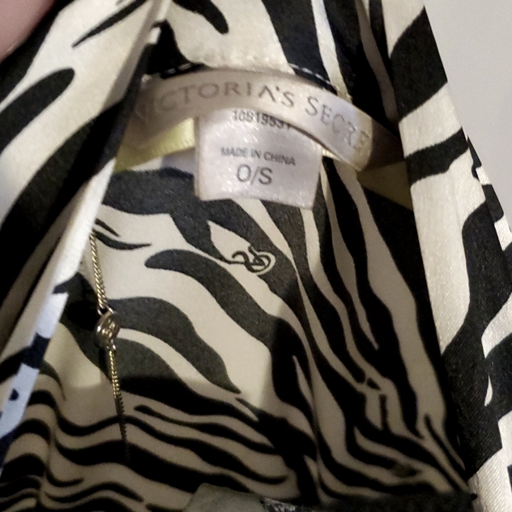 Victoria’s Secret Zebra Robe Size One Size - Picture 7 of 7